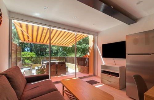 Saint-Mandrier-sur-Mer Apartment | Inviting Studio with Terrace and Ocean Views Near the Sea