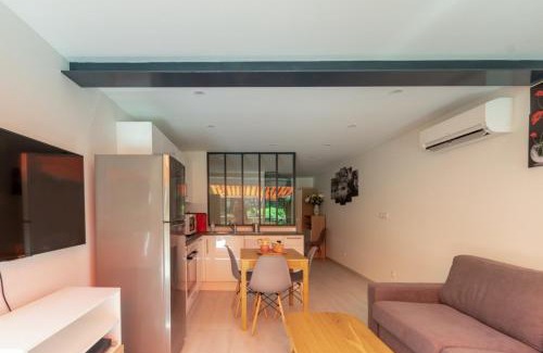 Saint-Mandrier-sur-Mer Apartment | Inviting Studio with Terrace and Ocean Views Near the Sea