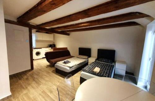 Franzosisch Buchholz Apartment | Cozy Studio Retreat in Pankow - Perfect for Families