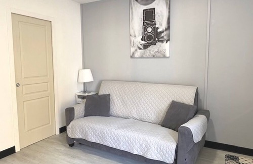 Auxerre Apartment | Cozy Studio Steps from the Docks with Breakfast Included