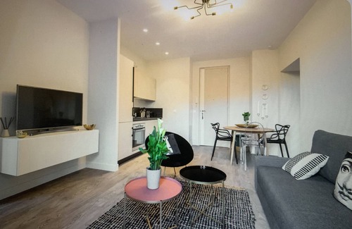 Cimiez Apartment | Experience Cozy Comfort in Garibaldi's Historic Old Town
