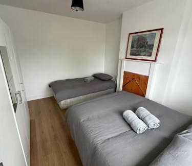 Glasnevin House | Cozy Triple Room at 2 Iveragh Rd - Ideal for Families