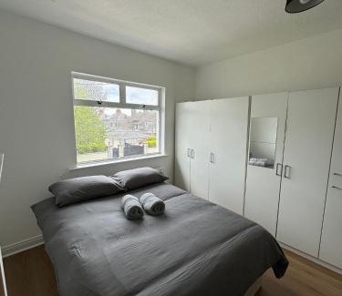 Glasnevin House | Cozy Triple Room at 2 Iveragh Rd - Ideal for Families