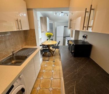Glasnevin House | Cozy Triple Room at 2 Iveragh Rd - Ideal for Families
