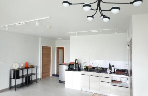 Ploenchit Apartment | Scenic Views in the Heart of Bangkok with Pool Access