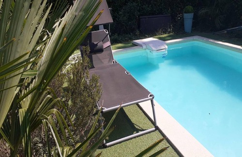 Morieres-les-Avignon Villa | Relaxing Villa in Morières-lès-Avignon with Pool Access