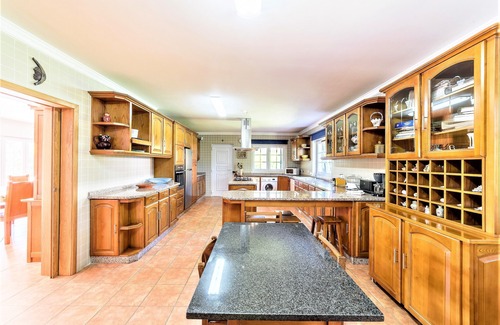 Charneca de Caparica e Sobreda Villa | Elegant Villa by Golf Resort with Pool near Beautiful Beaches