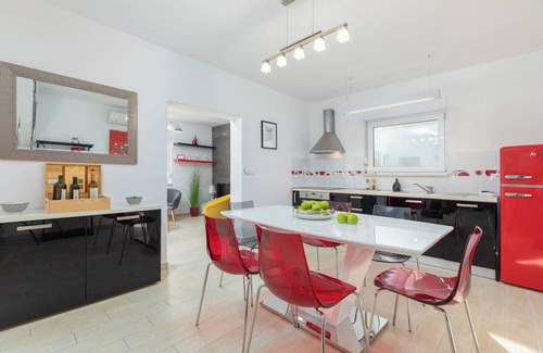 Valbandon House | Seaside Villa with Heated Pool & Prime Amenities