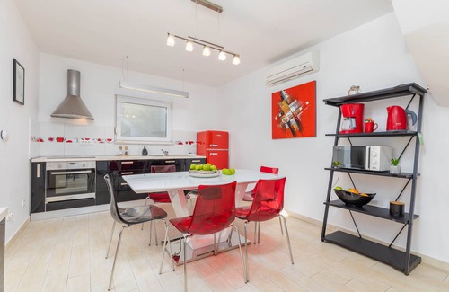 Valbandon House | Seaside Villa with Heated Pool & Prime Amenities