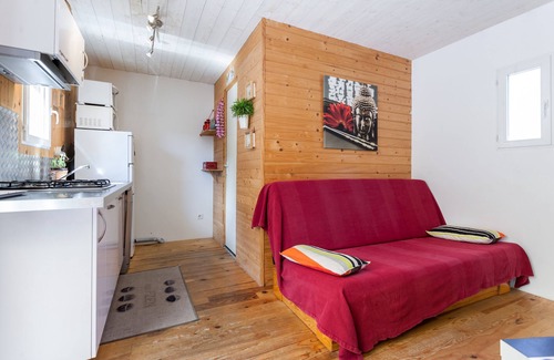 Carcans Plage Apartment | Cozy Wooden Apartment Steps from the Sea with Amazing Views