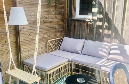 Carcans Plage Apartment | Cozy Wooden Apartment Steps from the Sea with Amazing Views