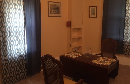 Abingdon House | Nicely Decorated and Cozy Suite in a House