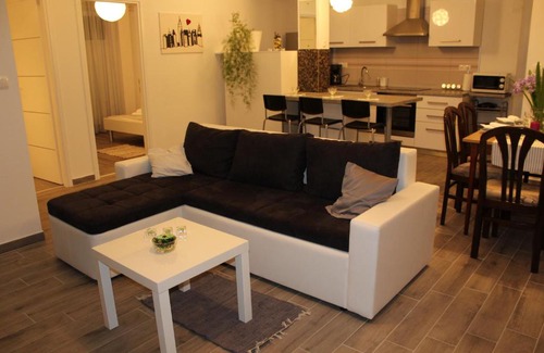 Fazana Apartment | Stylishly Decorated Silver Apartment with Family Amenities