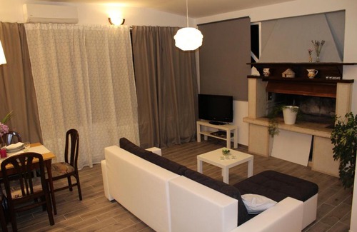 Fazana Apartment | Stylishly Decorated Silver Apartment with Family Amenities