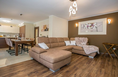 Vrvari Apartment | Modern Apartment Stanko No.1 with Balcony & Pool Access