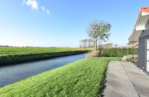 Kattendijke House | Inviting Holiday Home with Scenic Lake Views & Breakfast