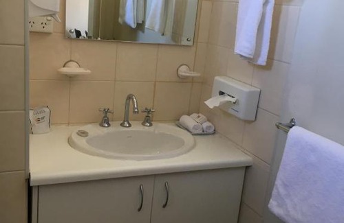 Hay Hotel | Cozy Nicholas Royal Motel with Pool and Hot Tub Amenities