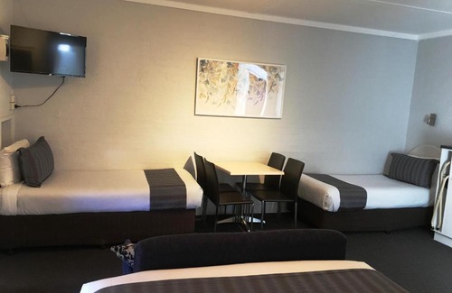 Hay Hotel | Cozy Nicholas Royal Motel with Pool and Hot Tub Amenities