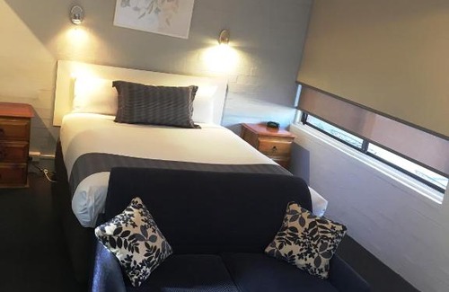 Hay Hotel | Cozy Nicholas Royal Motel with Pool and Hot Tub Amenities