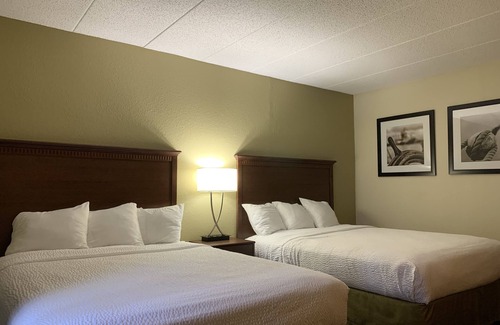 Hastings Hotel | Discover Comfort at Nichols Inn of Hastings with Pool & Spa