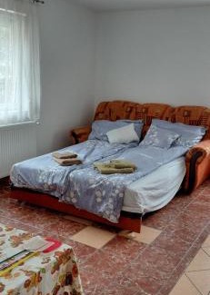 Deg House | Discover Nicoláj Vendégház: Family-Friendly & Accessible Stay