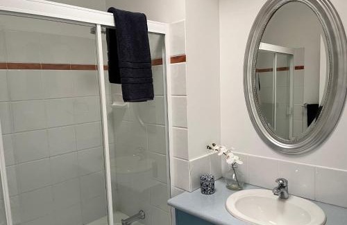 Gordon Park House | Cozy Swan Guest House: Kitchen Access & Top Reviews Await