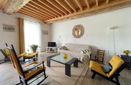 Commes Apartment | Bright Duplex Retreat in Serene Surroundings Near Omaha Beach