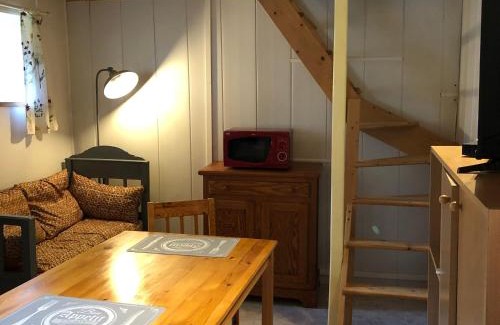 Asnieres sur Vegre House | Cozy Retreat for Two in Asnières-sur-Vègre - Child Friendly