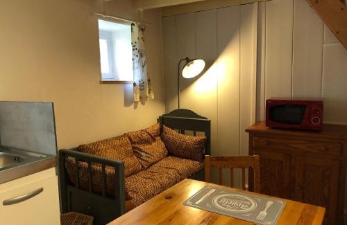 Asnieres sur Vegre House | Cozy Retreat for Two in Asnières-sur-Vègre - Child Friendly