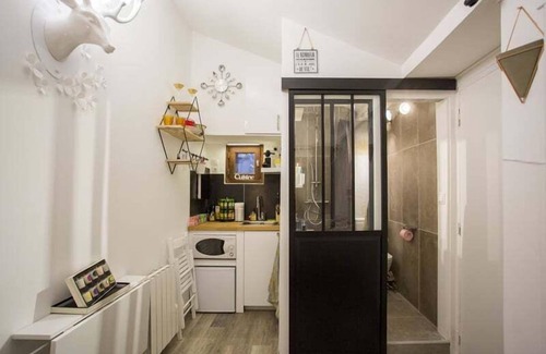 6th Arrondissement Apartment | Convenient Nid du Parc - Ideal for Solo Travelers