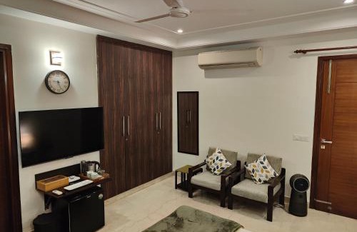 New Delhi House | Top-Rated Stay at Nido GK2 with Breakfast & Kitchen Access