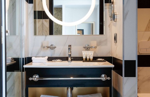 Plaisance Hotel | Elegant Niepce Paris Hotel with Spa and Eco-Friendly Amenities