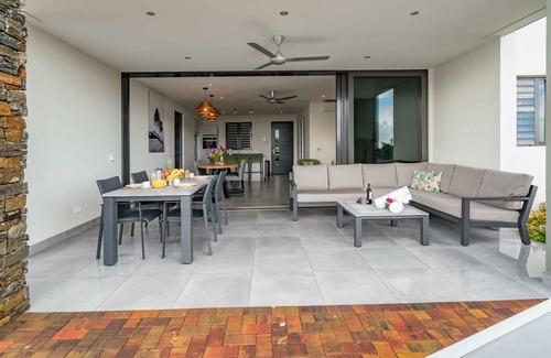 St. Marie House | Nieuw modern ingericht appartement met panoramisch uitzicht op de Caribische zee