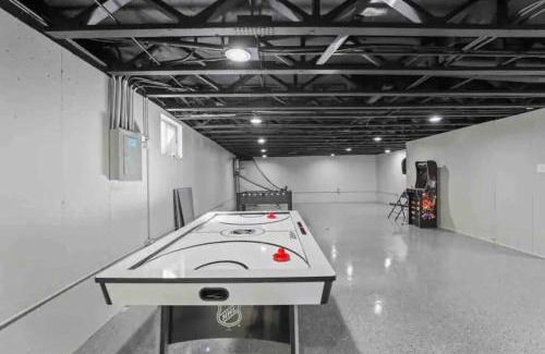Wasco House | Nifty Game Rm King Bed Schaumburg