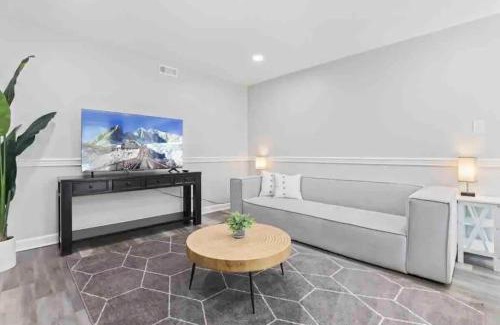 Wasco House | Nifty Game Rm King Bed Schaumburg