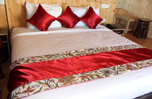 Sudarbal Hotel | Serene Nigeen Lake View Resort with Family-Friendly Amenities