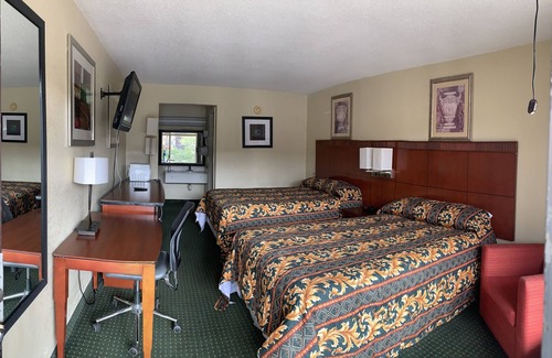 Rowland Hotel | Budget-Friendly Stay at Night Inn with Breakfast & Kitchen