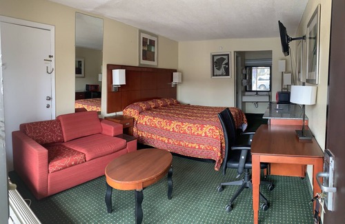 Rowland Hotel | Budget-Friendly Stay at Night Inn with Breakfast & Kitchen