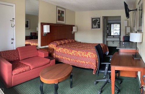 Rowland Hotel | Budget-Friendly Stay at Night Inn with Breakfast & Kitchen
