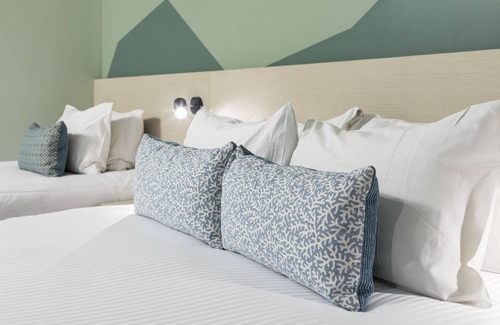 Atherton Hotel | Inviting Nightcap at Atherton Hotel: Pool & Restaurant Bliss