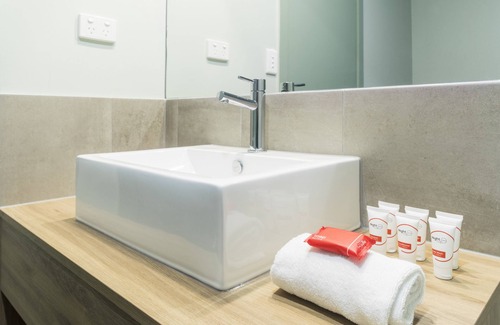 Atherton Hotel | Inviting Nightcap at Atherton Hotel: Pool & Restaurant Bliss