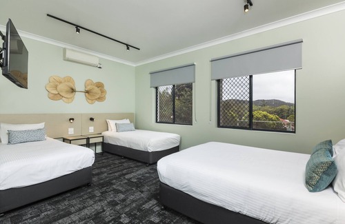 Atherton Hotel | Inviting Nightcap at Atherton Hotel: Pool & Restaurant Bliss