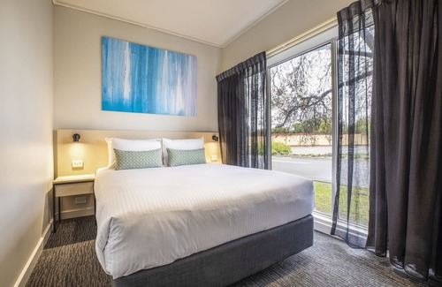 Thomastown Hotel | Eco-Friendly Nightcap at Excelsior Hotel with Pool & Dining