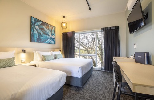 Thomastown Hotel | Eco-Friendly Nightcap at Excelsior Hotel with Pool & Dining