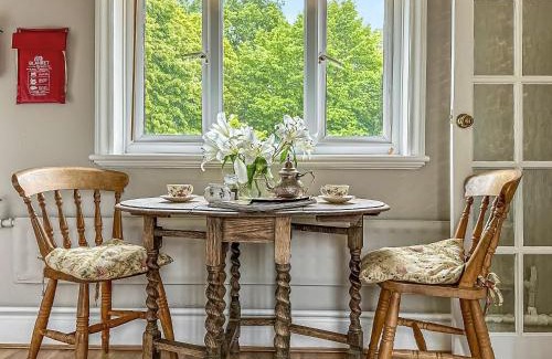 Hollesley House | Guest Rated 9.5: Nightingales with Pet-Friendly Amenities