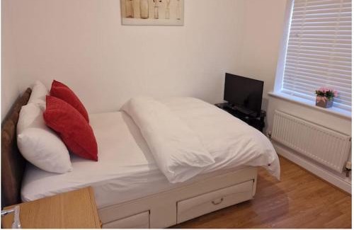 Bletchley Apartment | Family-Friendly NightRest Homes with Smart TVs & Wifi