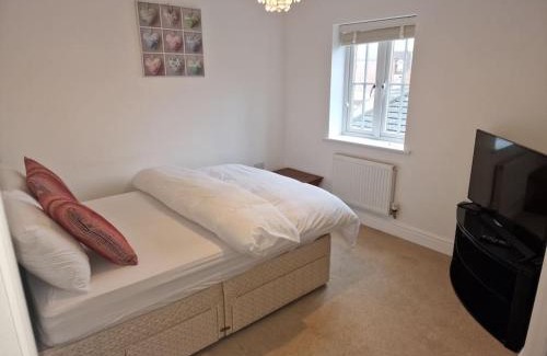 Bletchley Apartment | Family-Friendly NightRest Homes with Smart TVs & Wifi