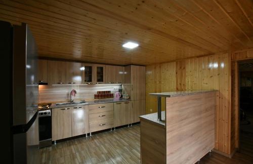 Tsqaltubo House | Family-Friendly Nika House: Pet-Friendly with Breakfast