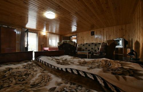 Tsqaltubo House | Family-Friendly Nika House: Pet-Friendly with Breakfast