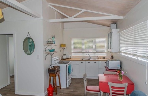 Katikati Apartment | Cozy Nikau Cottage with Pool & Ocean Views in Katikati
